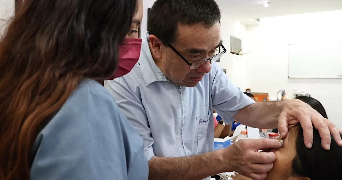 Medical specialists reviewing patients during the launch of the 2026 Ocular Prosthetics Program in Cancún