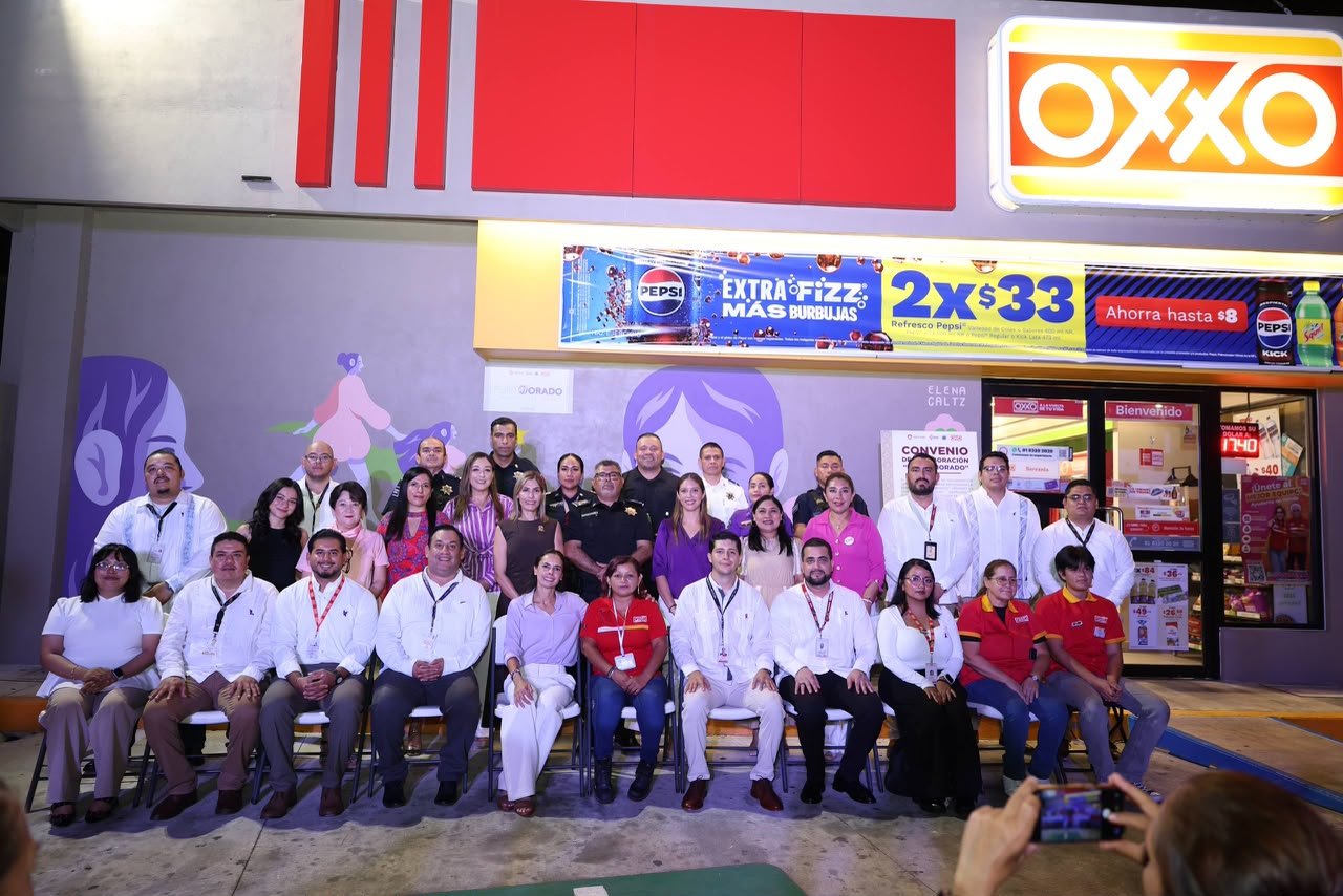 OXXO convenience store in Cancún displaying signage as part of the municipal Puntos Morados safety network
