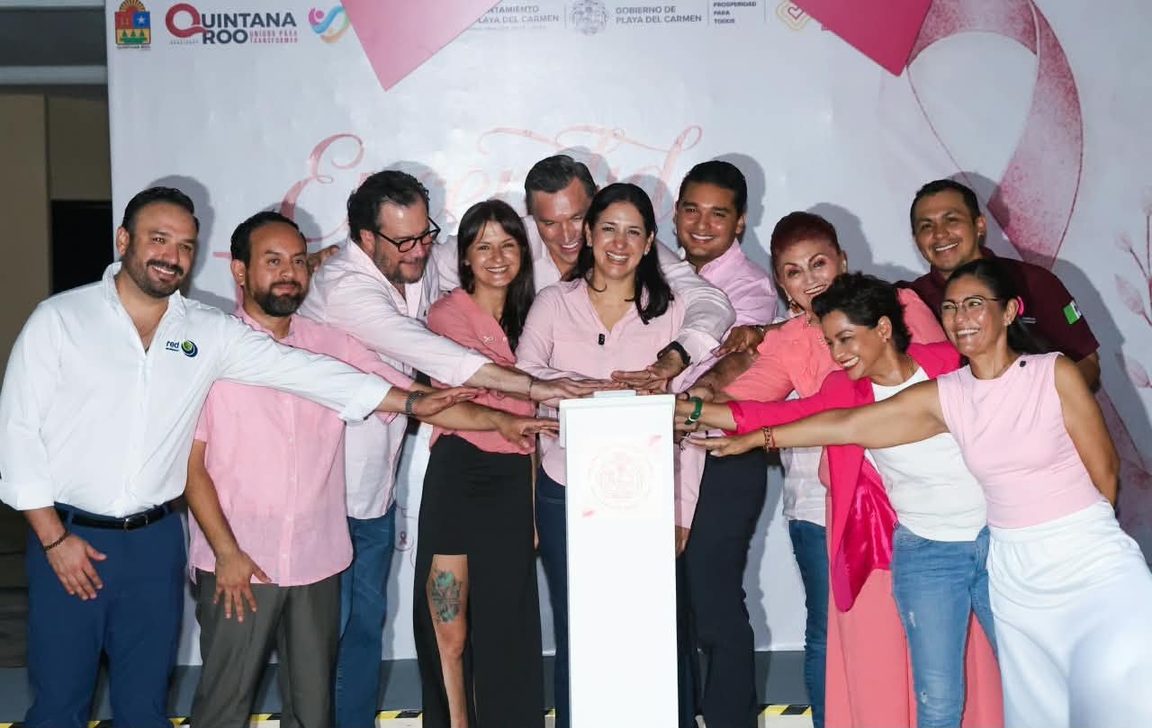The Playa del Carmen municipal palace illuminated with pink lights for Breast Cancer Awareness Month