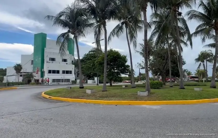 Beach and roadside area at Playa Tortugas in Cancún's Hotel Zone, where a new pedestrian crossing will be installed