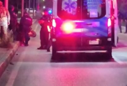 Police officers and emergency vehicles cordon off an area near the Plaza Américas shopping mall in Cancún, Quintana Roo, where a woman was shot dead