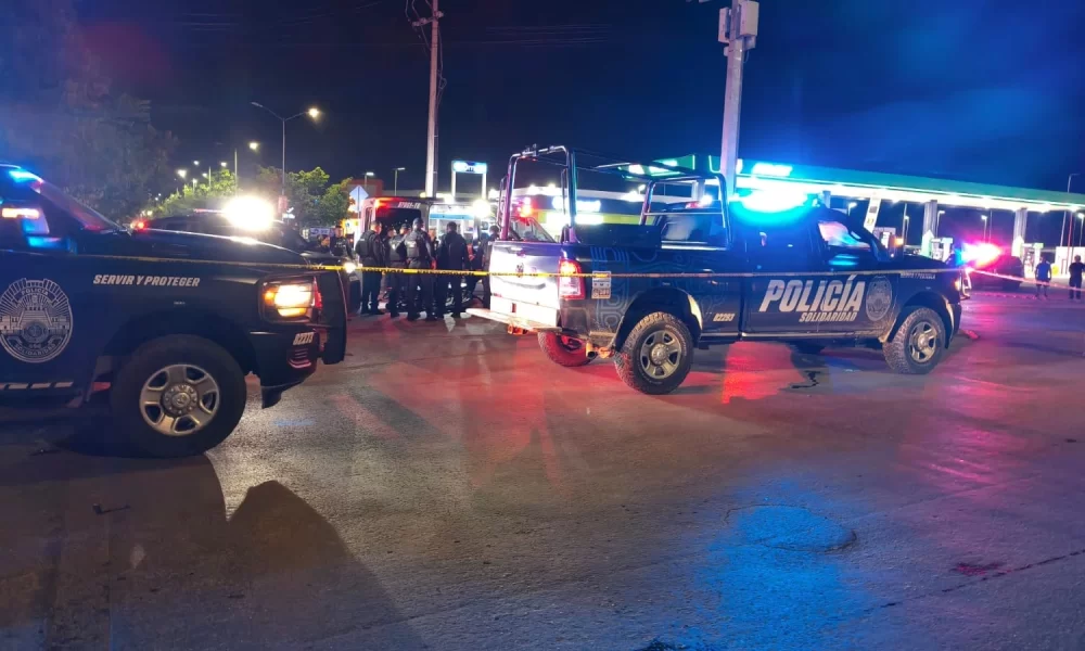 Police officers near the scene where a man was shot and wounded during a chase in Misión de las Flores, Playa del Carmen