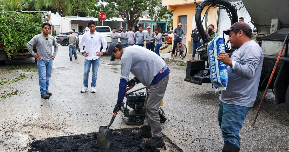 City workers in Puerto Aventuras clear drains and repair streets during an urban improvement campaign