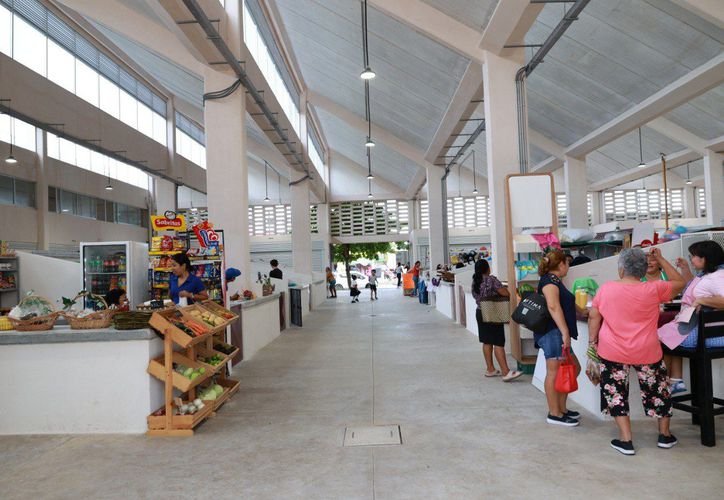 Municipal market stalls and vendors at Puerto Juárez in Cancún, Quintana Roo