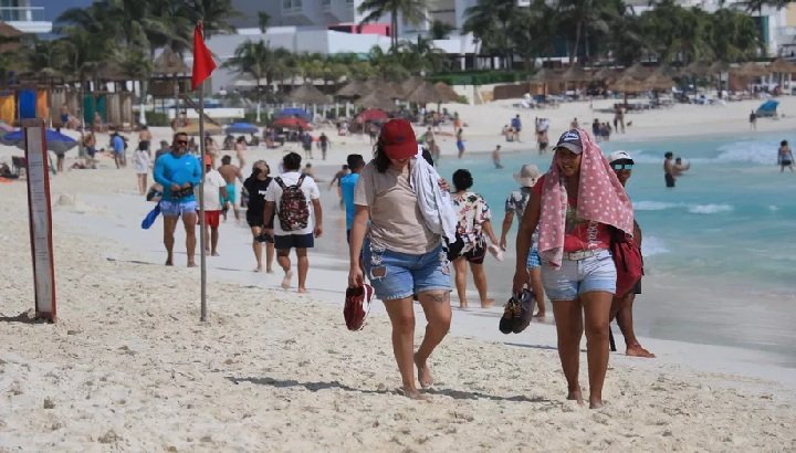Tourism inspectors reviewing compliance documents at a Quintana Roo hotel or tour operator