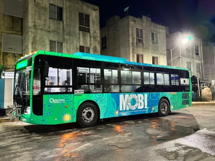 A MOBI public transit bus on Route 17 Leona Vicario in Cancún, Quintana Roo