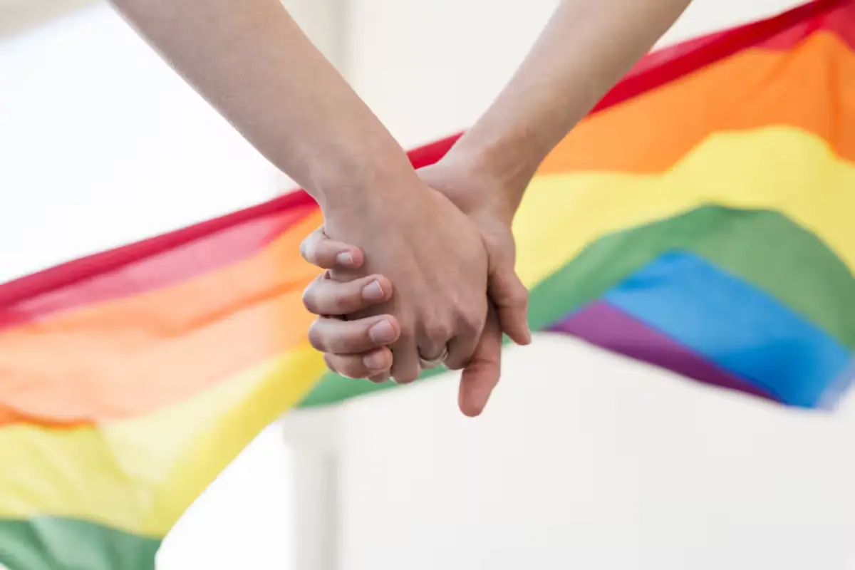 Illustration of two wedding rings resting on a document, representing same-sex marriage registrations in Yucatán