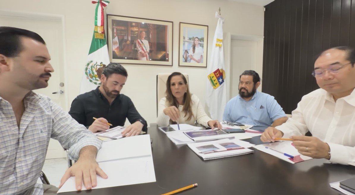 Governor Mara Lezama leads a working meeting on the sargassum strategy in Cancun, Quintana Roo