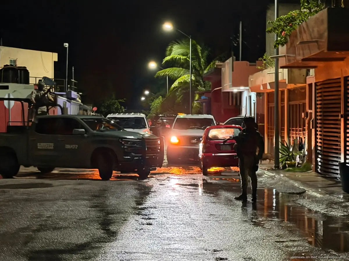 Security personnel and patrol vehicles lined up along a residential street in Puerto Maya, Puerto Aventuras, during an overnight raid
