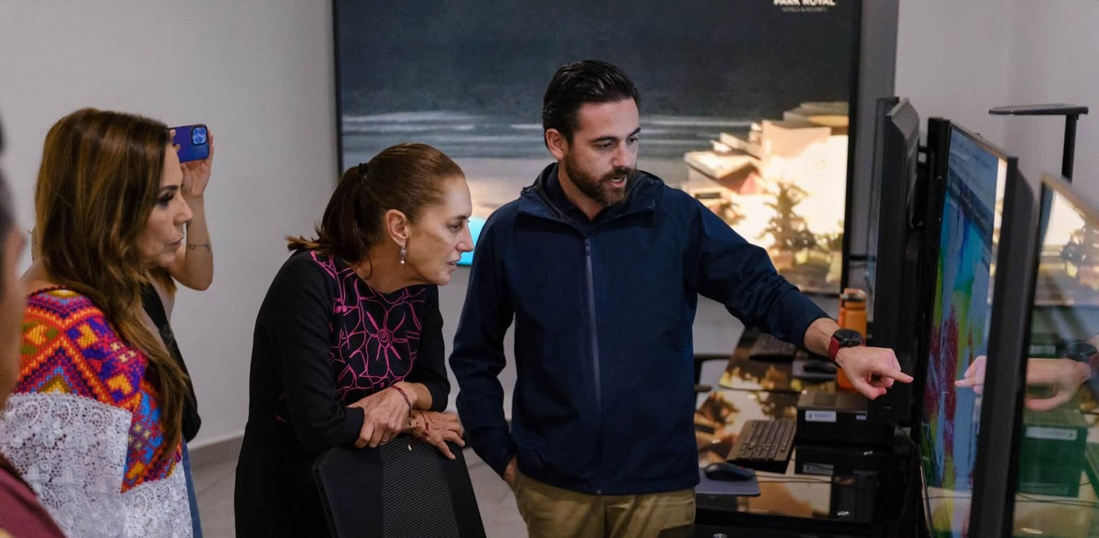 President Claudia Sheinbaum and Governor Mara Lezama review satellite monitoring screens at Quintana Roo's sargassum monitoring center in Cancún