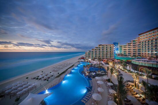 Business owners and tourism professionals gathered in Cancún, Quintana Roo, discussing year-end financial pressures