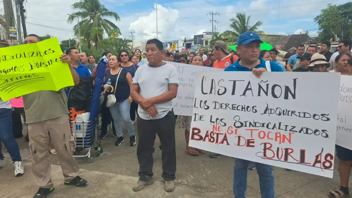 Unionized workers from the Tulum municipal government protest outside city offices over alleged irregular salary deductions