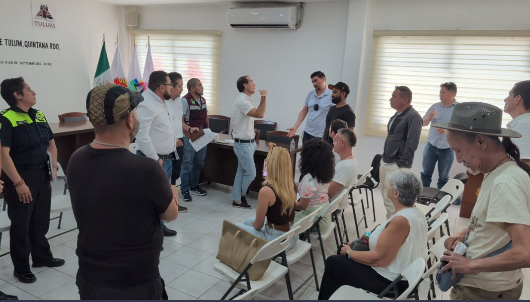 Residents of Tulum meet with municipal officials at city hall to discuss security, traffic and towing services