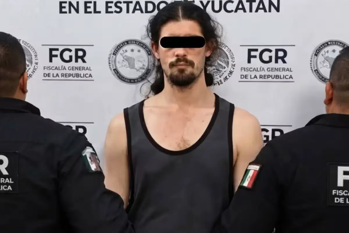 Mexican security personnel during the arrest of a US fugitive in Yucatán wanted on child abuse charges