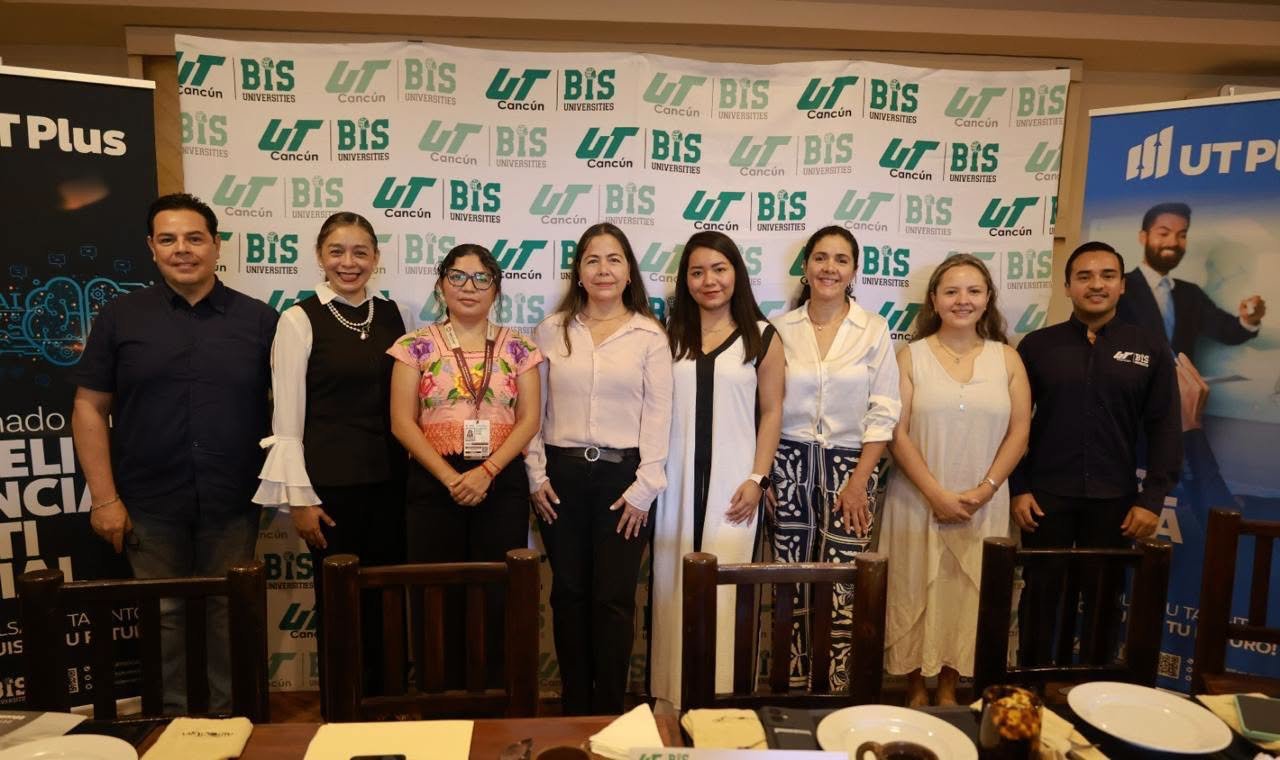 Students and instructors at the Universidad Tecnológica de Cancún, which is launching an online diploma in public administration