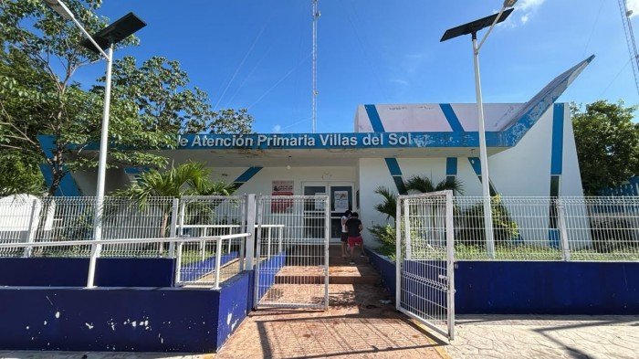 Exterior view of the Villas del Sol primary health care center in Playa del Carmen, Quintana Roo
