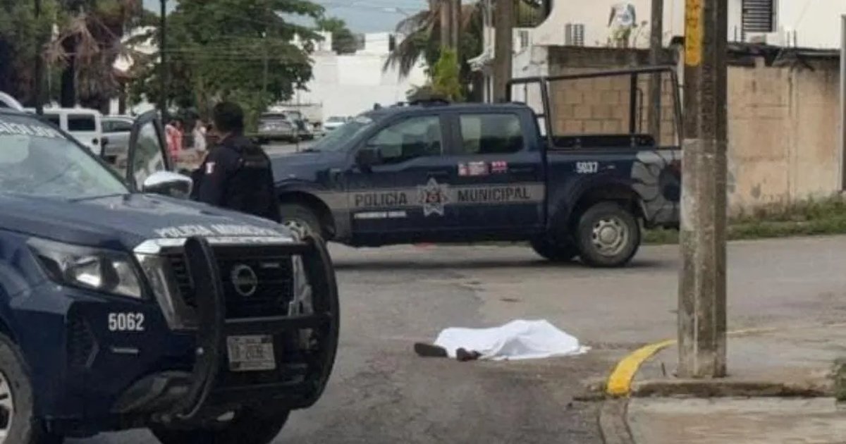 Police officers cordon off a Cancún street after a woman was shot dead in Supermanzana 38
