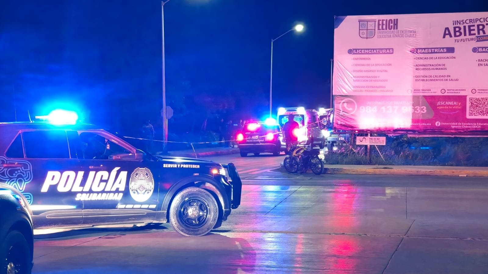 Police officers and emergency crews at the scene of a fatal shooting at Avenidas 38 and Chemuyil in Playa del Carmen